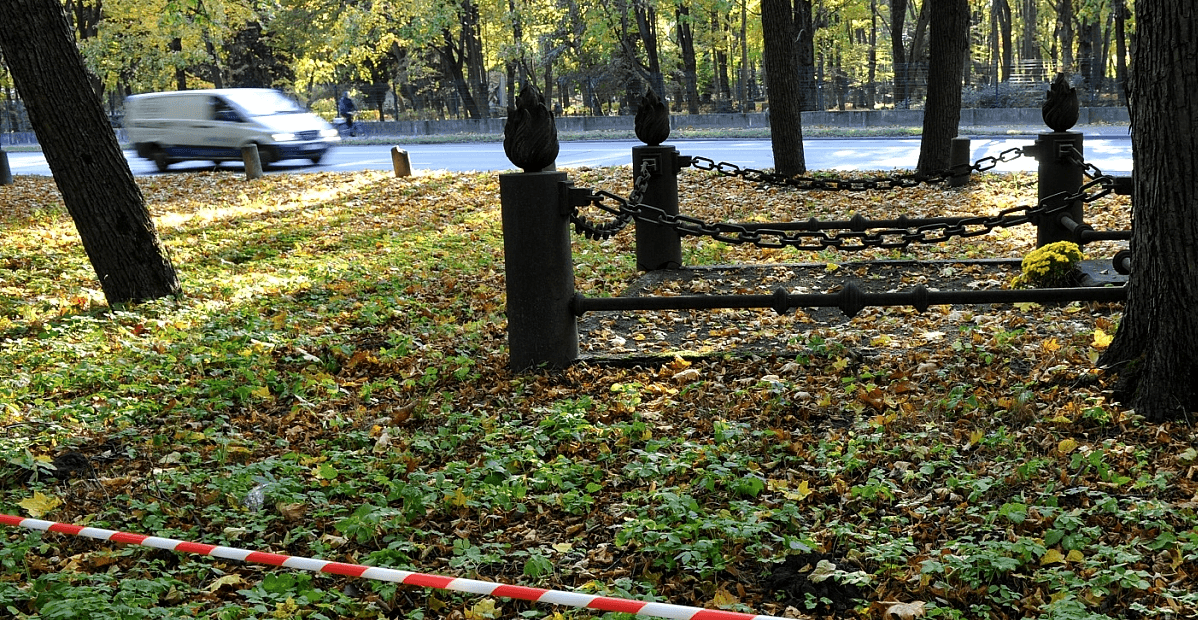 Tāpat ielas sarkanajās līnijās atrodas šī kapu kopa. Foto: diena.lv