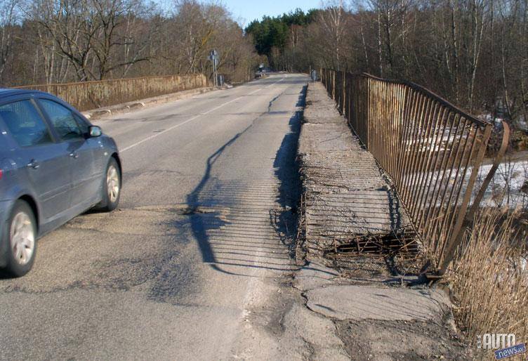 No sāls ļoti cieš arī mūsu infrastruktūra – ceļi un tilti. Izrādās, sālsūdens ietekmē betons sagrūst piecas reizes ātrāk kā parasta lietusūdens ietekmē. 