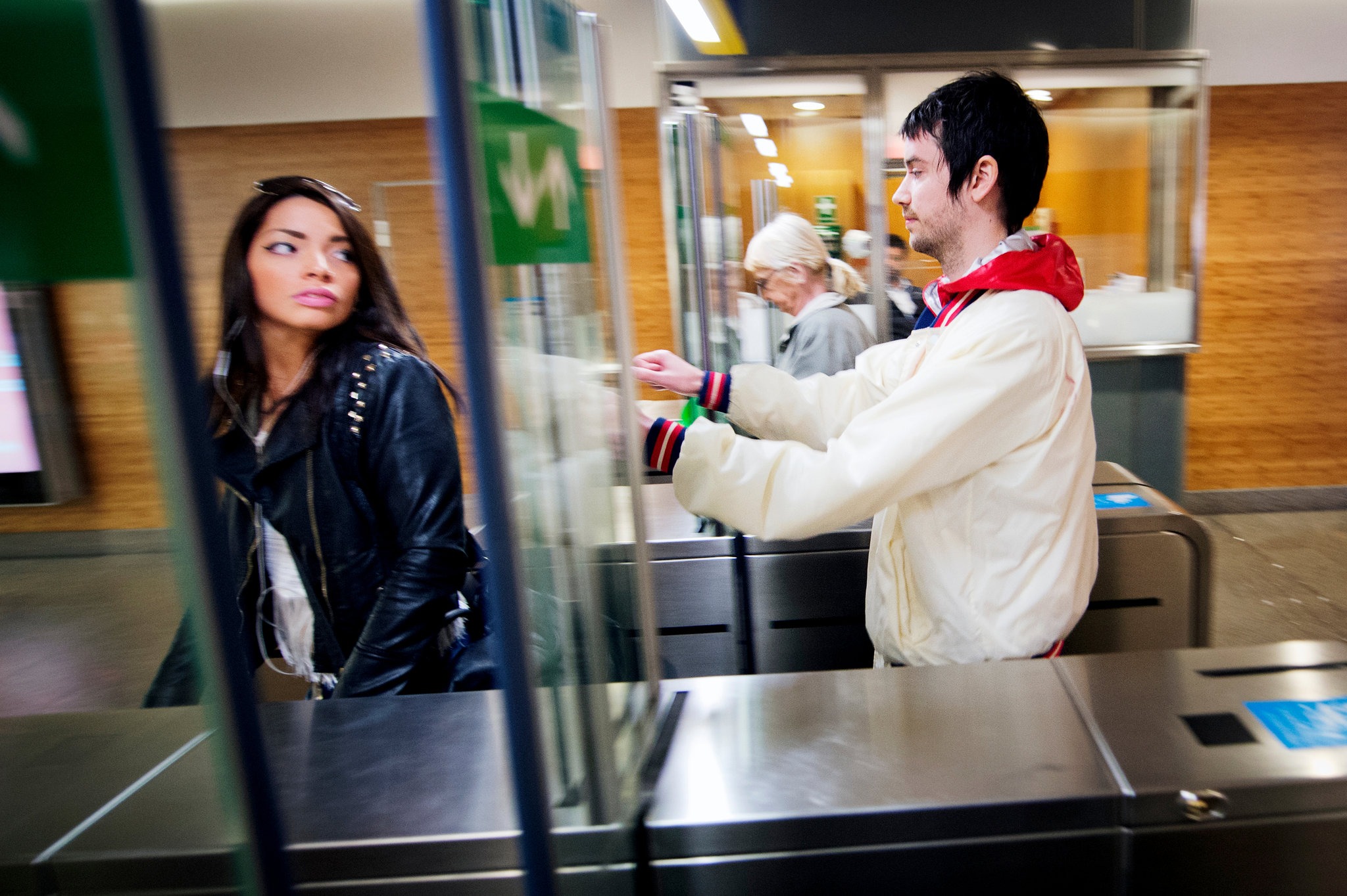 Kāds stokholmietis ielavās metro, ejot cieši aiz par biļeti samaksājušas stokholmietes.