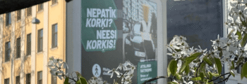 Lielizmēra plakāts “Nepatīk korķi? Neesi korķis!” Šarlotes ielā 6