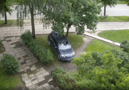 Zaļajā zonā auto atļauts novietot tikai tad, ja zeme pieder autovadītajam vai zemes īpašnieks ir atļāvis uz tās novietot savu auto.