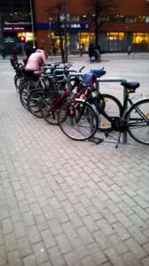 Labs piemērs: velonovietne pie "Rimi". Arī šeit novietne pilna ar velosipēdiem, ielas pretējā pusē var redzēt velonovietni pie "Maxima", kas ir tukša, jo nav droša.