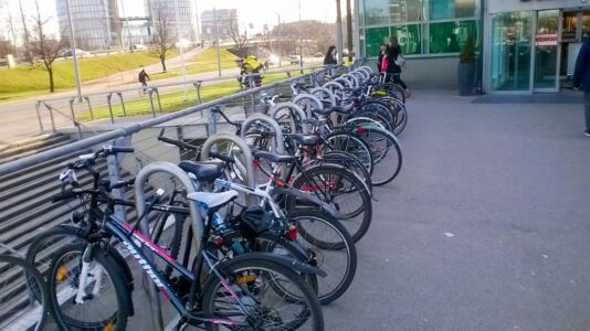Labs piemērs: velonovietne pie "Rimi" - pilna ar velosipēdiem. Laukuma otrā pusē tieši tāda pati novietne, kas arī bija pilna ar velosipēdiem.