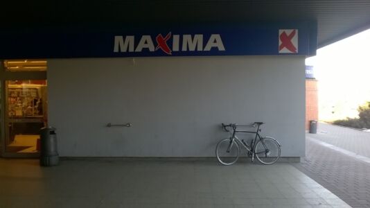 Pie šī "Maxima" veikala velonovietnes nebija vispār. Iespējams veikala vadība iedomājās, ka velosipēdu varēs pieslēgt pie ēkas sienas esošajām barjeram, bet tās diemžēl nav uzstādītas atbilstoši standartiem.