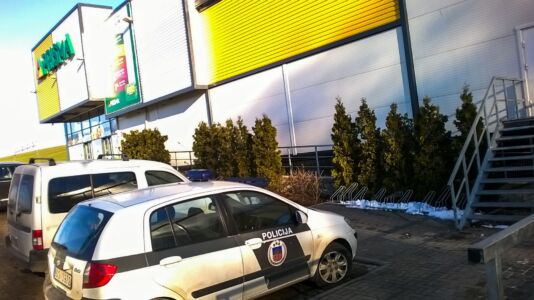 Ļoti slikts piemērs: velonovietne pie "Prisma" - pie tās ne tikai nav iespējams droši piestiprināt velosipēdu, bet arī tās novietojums pilnībā šķērso gājēju kustību pa ietvi.