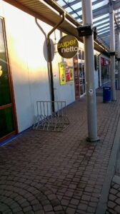Ļoti slikts piemērs: velonovietne pie "Supernetto" ir nedroša, paredzēta tikai velosipēda priekšējā riteņa pieslēgšanai.