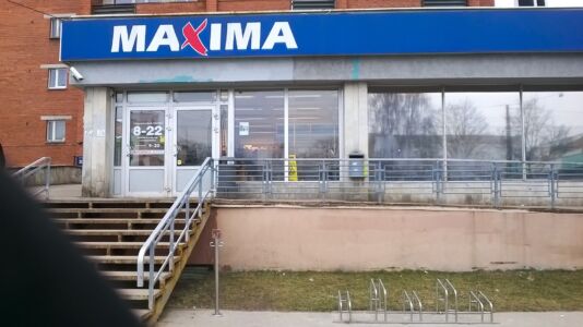 Ļoti slikts piemērs: velonovietne pie "Maxima" - nedroša, pie tās iespējams pieslēgt tikai velosipēda priekšējo riteni.