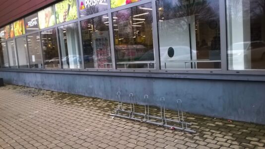 Ļoti slikts piemērs: velonovietne pie "Prisma" - nedroša, pie tās iespējams pieslēgt tikai velosipēda priekšējo riteni.