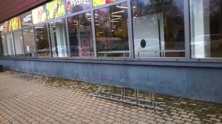 Ļoti slikts piemērs: velonovietne pie "Prisma" - nedroša, pie tās iespējams pieslēgt tikai velosipēda priekšējo riteni.