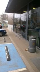 Savukārt šīs velonovietnes novietotas tā, ka, ja tajā novieto velosipēdu, daļēji tiek bloķēta gan ietve gan autostāvvieta.