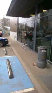 Savukārt šīs velonovietnes novietotas tā, ka, ja tajā novieto velosipēdu, daļēji tiek bloķēta gan ietve gan autostāvvieta.