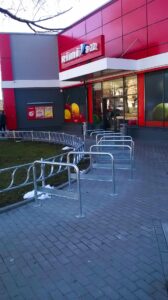 Labs piemērs: velonovietne pie "Rimi" - iespējams pieslēgt gan priekšējo, gan aizmugurējo riteni un rāmi.