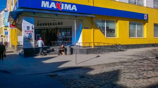 Ļoti slikts piemērs: velonovietne pie "Maxima" ir nedroša un to saprot arī riteņbraucēji un velosipēdu pieslēdz pandusa margām.