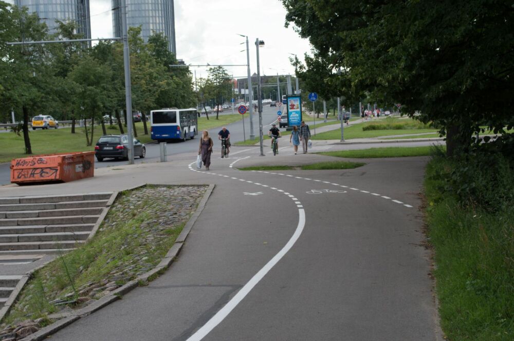 Šādos krāsojumos tiek bezjēdzīgi tērēta krāsa – tos nekad neviens neievēros. Pirmkārt, velosipēdu ceļam būtu jābūt tuvāk brauktuvei par gājēju daļu, otrkārt tam vajadzētu būt fiziski atšķirīgam no gājēju daļas.