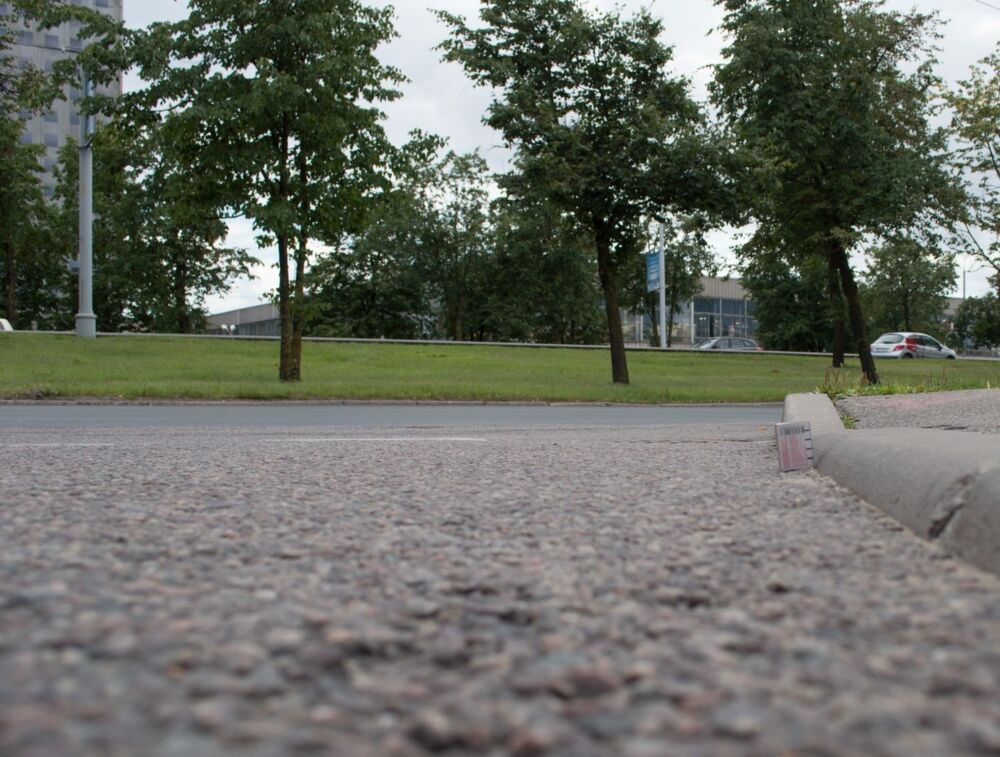 Tiesa, apmales augstums ir nepiedodami augsts velosipēdu ceļam – veseli 3 centimetri.