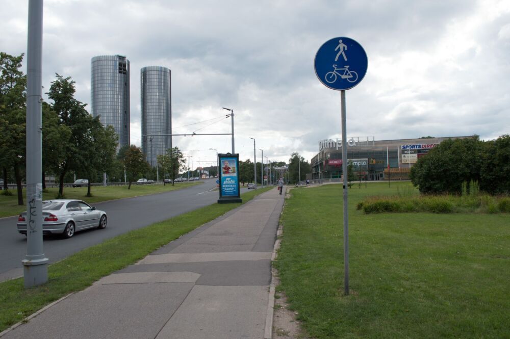 Tālāk ceļš ved garām gājēju un velosipēdistu iecienītajai “Olimpia”. Jāpiebilst, ka uz brauktuves būtu gana daudz vietas velojoslai.