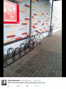 Par laimi velosipēdisti ir zinošāki par tiem cilvekiem, kas šīs velonovietnes uzstādīja un velosipēdus pieslēdz pie stabiem. Bet ko velosipēdisti dara, ja stabu nav? Pie jums neiepērkās!