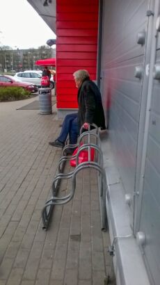 Zemā tipa velonovietnes noder šim "Rimi" klientam kā vieta, kur apsēsties, bet velosipēdu drošai novietošanai tās nav derīgas. Ierosinājums "Rimi" - velonovietni utilizējiet, bet vieta uzstādiet soliņu vecākiem cilvēkiem! Droša velonovietne šobrīd jau ir turpat blakus. :)