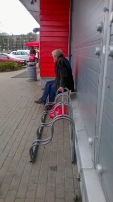 Zemā tipa velonovietnes noder šim "Rimi" klientam kā vieta, kur apsēsties, bet velosipēdu drošai novietošanai tās nav derīgas. Ierosinājums "Rimi" - velonovietni utilizējiet, bet vieta uzstādiet soliņu vecākiem cilvēkiem! Droša velonovietne šobrīd jau ir turpat blakus. :)