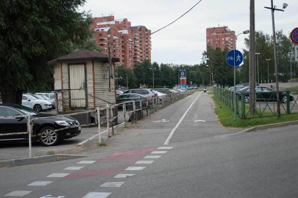 Arī šajā bulvāra pusē neiztikt bez sajauktām ceļa zīmēm - ceļa zīme vēsta, ka veloceļš ir divvirzienu, savukārt ceļu horizontālais marķējums - ka šis ir viena virziena veloceļš. Kā diez ir domāts patiesībā?