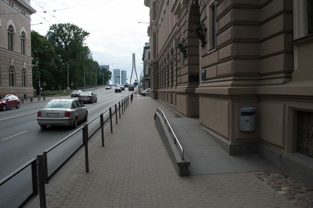 Kopīgajam gājēju un velosipēdu ceļam šajā vietā atrodas sašaurinājums, kas lieku reizi atgādina, ka šeit nav vietas riteņbraucējiem.