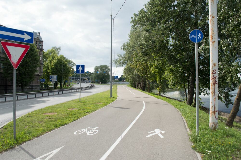 Šis veloceļa posms Daugavgrīvas ielā tika rekonstruēts 2013. gadā, Daugavgrīvas satiksmes mezgla rekonstrukcijas laikā. Vietas velosipēdistiem un gājējiem nu ir krietni vairāk, bet maršruts nu iet ar krietnu līkumu (~150 metri) caur jaunizveidoto Nameja krastmalu, tāpat veloceļš no gājēju daļas nav nodalīts fiziski, bet tikai ar baltu līniju.