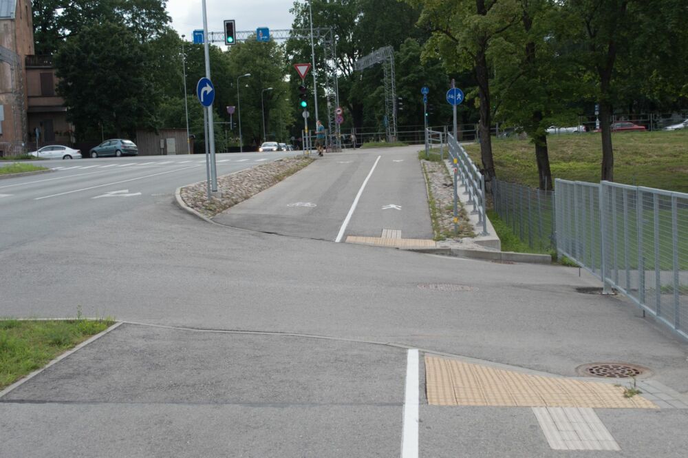 Vienā iebrauktuvē dienā iebrauc daži desmiti automašīnu, savukārt veloceļu šķērso tūkstošiem velosipēdistu. Bet prioritāte intuitīvi tiek piešķirta tiem, kas brauc pa iebrauktuvi.
