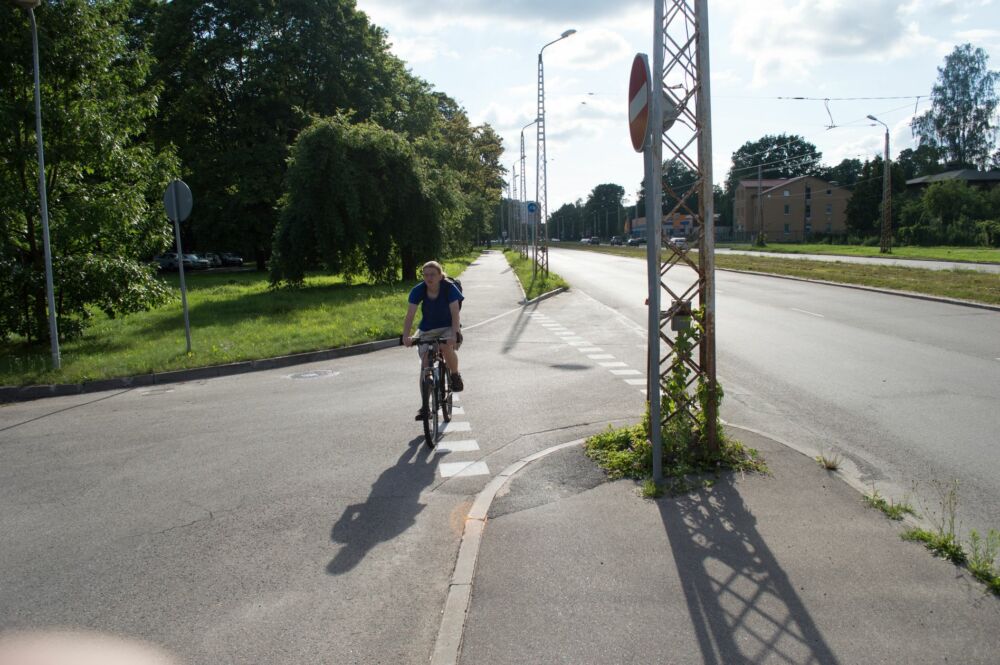 Savukārt šajā vietā veloceļa vidū ir liels stabs, kas dod iespēju pa veloceļu izbraukt vienam velosipēdistam - ja pretī brauks kāds cits, viņam būs jāpagaida. Šeit bez problēmām veloceļu var paplašināt pāris metrus pa kreisi, tādējādi atrisinot problēmu. Šeit nebūtu problēmu arī ar privātīpašumu atpirkšanu, jo zeme pāris metrus pa kreisi pieder pašvaldībai.
