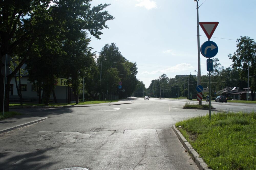 Šī ir ļoti interesanta vieta - ceļa zīme norāda, ka šeit atļauts nogriezties tikai pa labi. Savukārt velomaršruta zīme aicina braukt taisni.