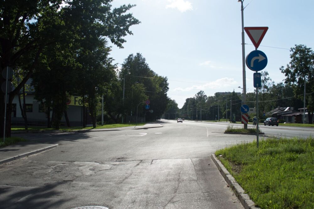 Šī ir ļoti interesanta vieta - ceļa zīme norāda, ka šeit atļauts nogriezties tikai pa labi. Savukārt velomaršruta zīme aicina braukt taisni.