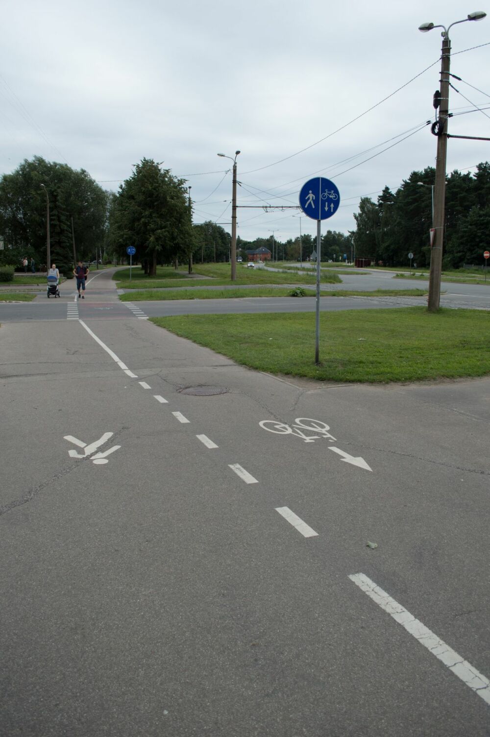 Lai būtu vēl interesantāk, blakus divvirzienu velosipēda ceļa zīmei uzkrāsots ceļu horizontālais marķējums, kas vēsta, ka veloceļš ir vienvirziena!