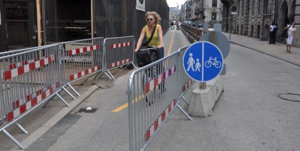 Amsterdama. Fiziski nodalīts gājēju un velosipēdu ceļš.