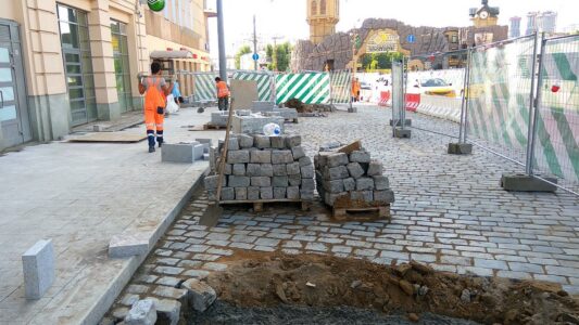 Maskava, Krievija. Norobežojot remontdarbu zonu no gājējiem, arī pašiem būvniekiem ir drošāk un ērtāk strādāt.