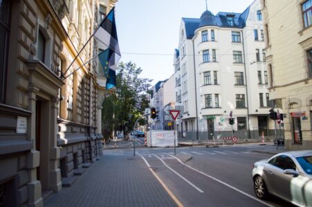 Šajā krustojuma pusē nav itin nekādas informācijas par satiksmes organizācijas izmaiņām.