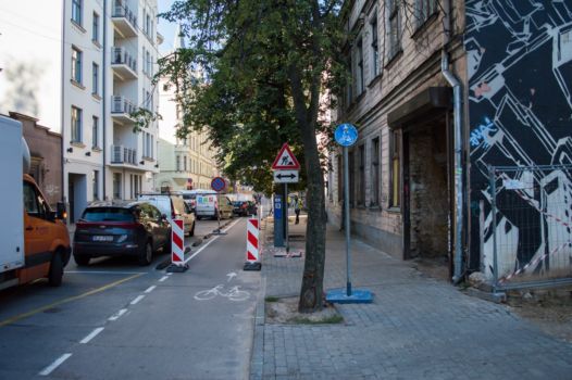 Šādi krustojums izskatās no otras puses. Informācijas trūkums - kur braukt tālāk - ir gan velosipēdistiem, gan autovadītājiem.