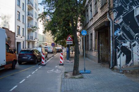 Šādi krustojums izskatās no otras puses. Informācijas trūkums - kur braukt tālāk - ir gan velosipēdistiem, gan autovadītājiem.