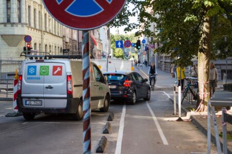 Šādi krustojums izskatās no otras puses. Informācijas trūkums - kur braukt tālāk - ir gan velosipēdistiem, gan autovadītājiem.