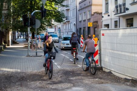 Šeit riteņbraucējiem atliek tikai paļauties uz autovadītāju kultūru. Jāatzīst, ka lielākoties autovadītāji uzvedās pieklājīgi un apzinīgi, bet netrūka arī neapzinīgu autovadītāju, kas centās velosipēdistus "nospiest" malā.