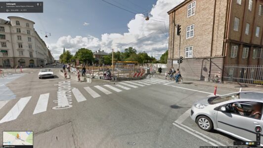 Kopenhāgena. Pagaidu veloceļš fiziski norobežots no autosatiksmes.