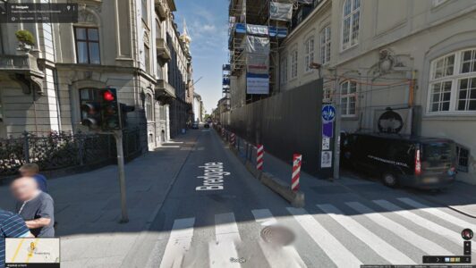 Kopenhāgena. Pagaidu ietve un veloceļš fiziski norobežots no autosatiksmes.