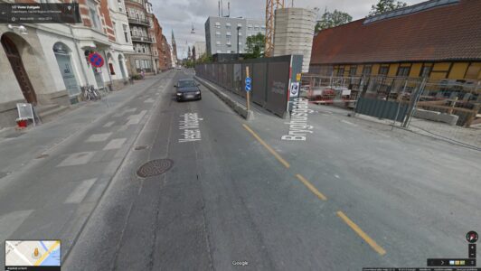 Kopenhāgena. Pagaidu ietve un veloceļš fiziski norobežots no autosatiksmes.