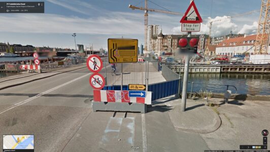 Kopenhāgena. Ceļazīmē norādīts, kur tālāk doties gājējiem un velosipēdistiem.