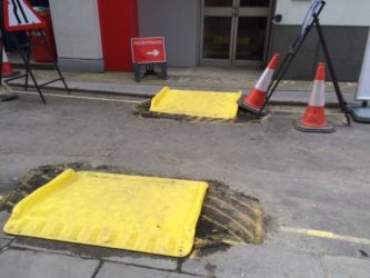 Londona. Šeit padomāts arī par invalīdiem, lai tiem būtu iespējams ērti nobraukt no ietves pirms remontdarbu zonas.