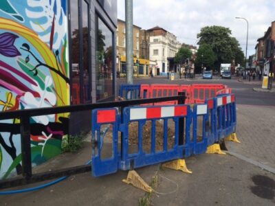Londona. Norobežotas tiek visas būvdarbu zonas. Pat smilšu čupas.