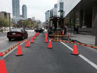 Toronto. Izveidota pagaidu velojosla būvdarbu laikā.
