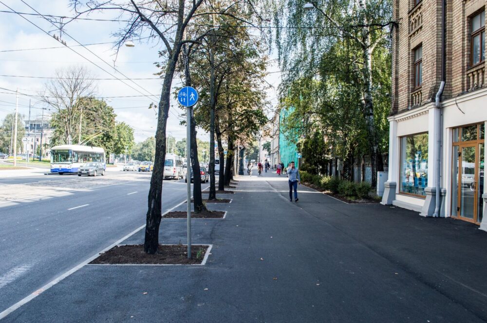 Diemžēl pašā veloceļa sākumā iespēju izveidot veloceļu nodalītu no ietves RDSD palaida garām. Šeit atkal būs viena liela ietve, kas nokrāsota baltām līnijām.