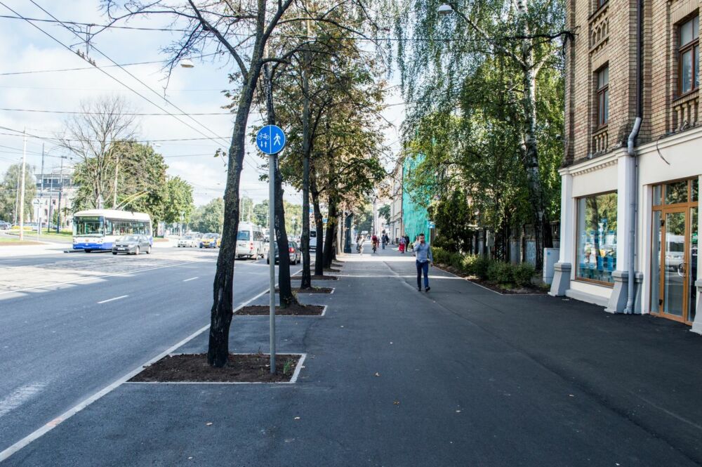 Diemžēl pašā veloceļa sākumā iespēju izveidot veloceļu nodalītu no ietves RDSD palaida garām. Šeit atkal būs viena liela ietve, kas nokrāsota baltām līnijām.
