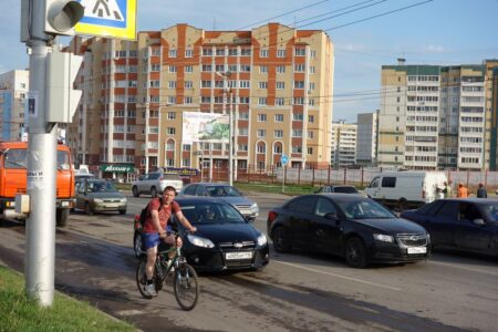 Aļmetjevska pirms veloinfrastruktūras izveides izskatījās līdzīgi lielajiem Rīgas mikrorajoniem un velosipēdisti lielākoties brauca pa ietvēm vai drosmīgākie - pa brauktuvi.