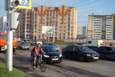 Aļmetjevska pirms veloinfrastruktūras izveides izskatījās līdzīgi lielajiem Rīgas mikrorajoniem un velosipēdisti lielākoties brauca pa ietvēm vai drosmīgākie - pa brauktuvi.