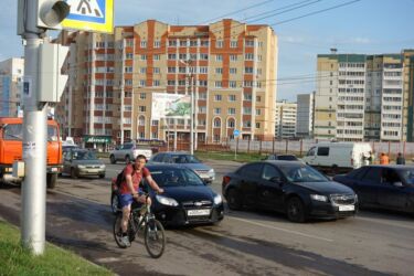 Aļmetjevska pirms veloinfrastruktūras izveides izskatījās līdzīgi lielajiem Rīgas mikrorajoniem un velosipēdisti lielākoties brauca pa ietvēm vai drosmīgākie - pa brauktuvi.